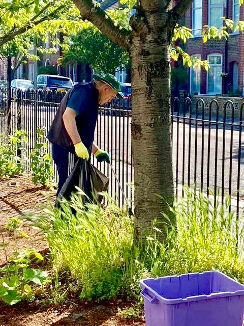 Colliers-Wood-Parks-and-Green-Spaces-Volunteers-Litter-Picking-June-2021